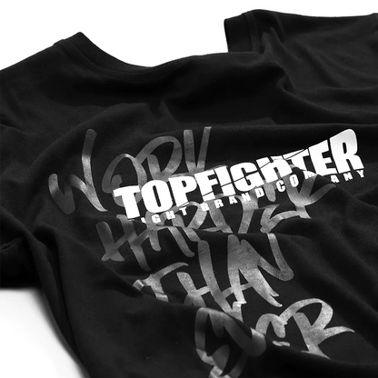 Topfighter T-Shirt „Arbeite härter als je zuvor“ • Schwarz